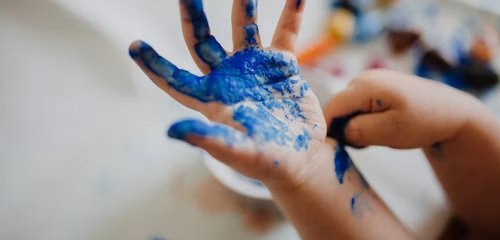Mano con pintura azul
